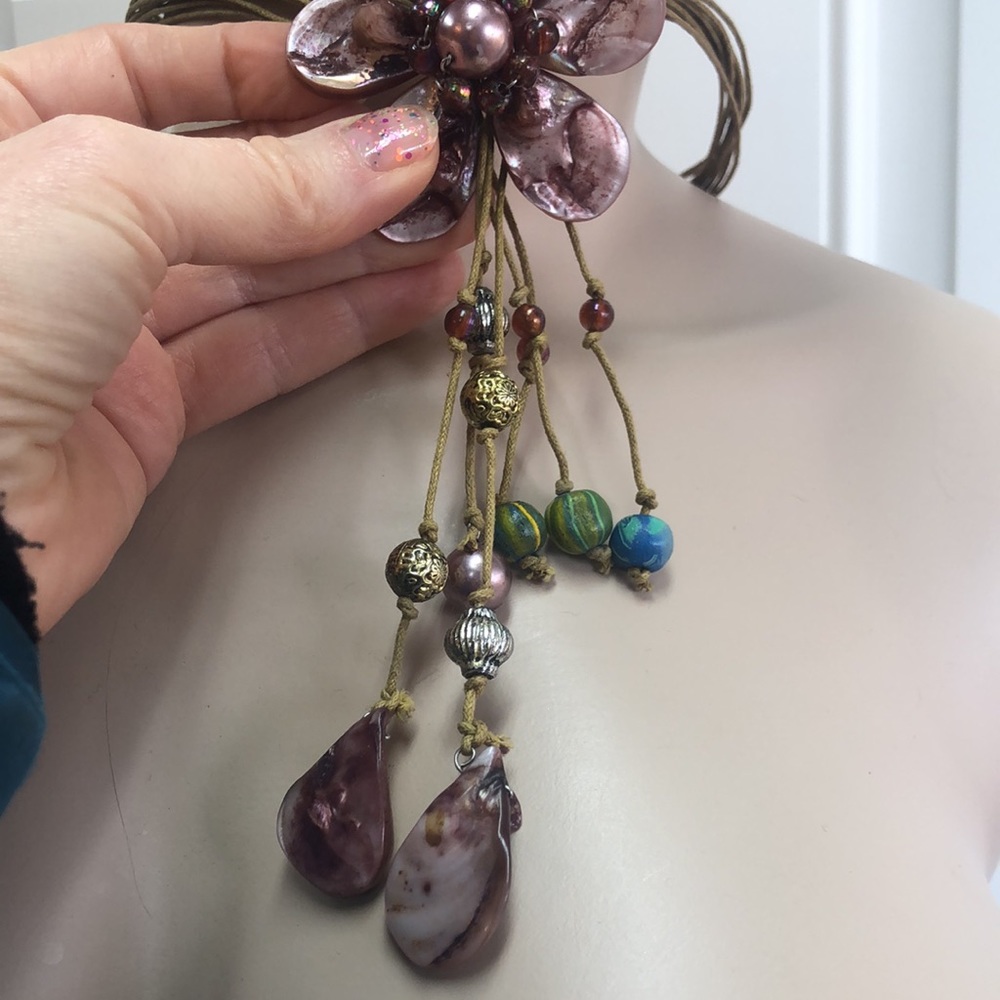 Shell Flower Necklace - Picture 5 of 16